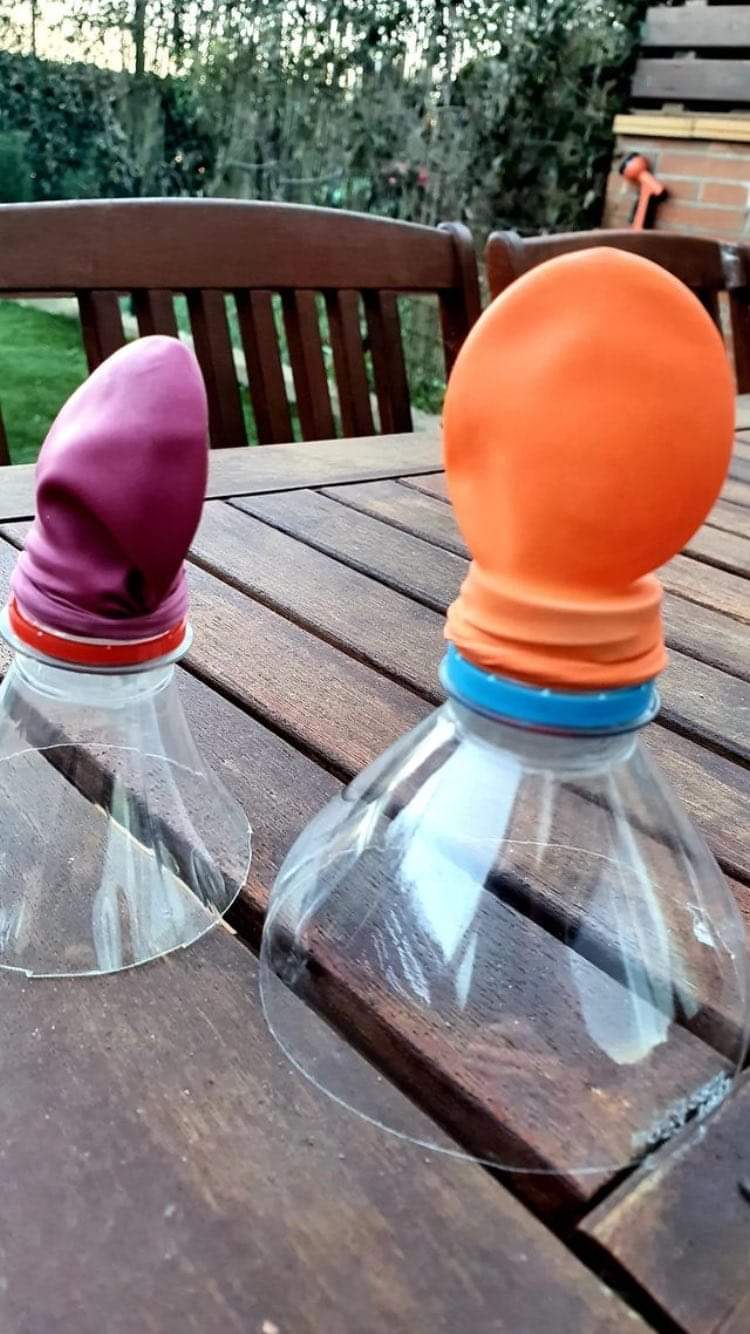 Globos en botellas cortadas.