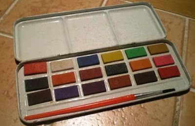 Caja metálica de acuarelas con pincel