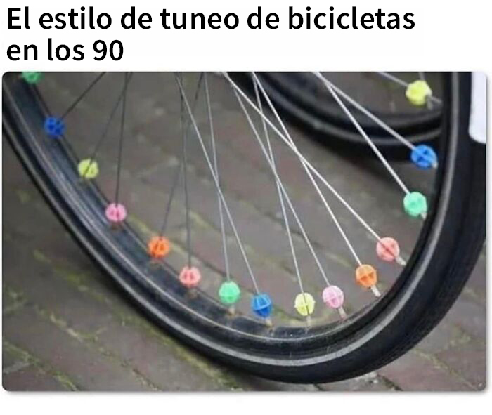 Rueda de bicicleta con bolitas de plástico de colores colocadas en los radios.