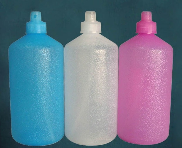 Tres botellas de plástico de colores con tapón de pitorro.