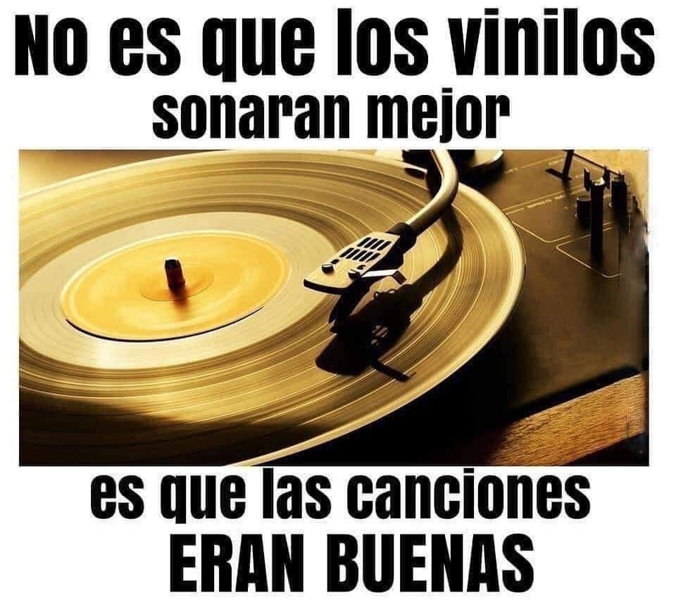 Disco de vinilo girando en un tocadiscos con el brazo y la aguja puestos.