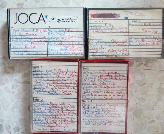 Carátulas de casete con canciones escritas a mano.