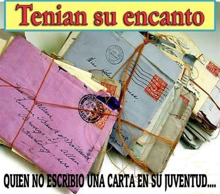 Montón de cartas antiguas con sellos y matasellos atadas con un cordel.