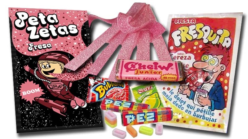 Collage de golosinas antiguas: Peta Zetas, Fresquito, Cheiw, PEZ, Bubbaloo y cintas de regaliz rosa.