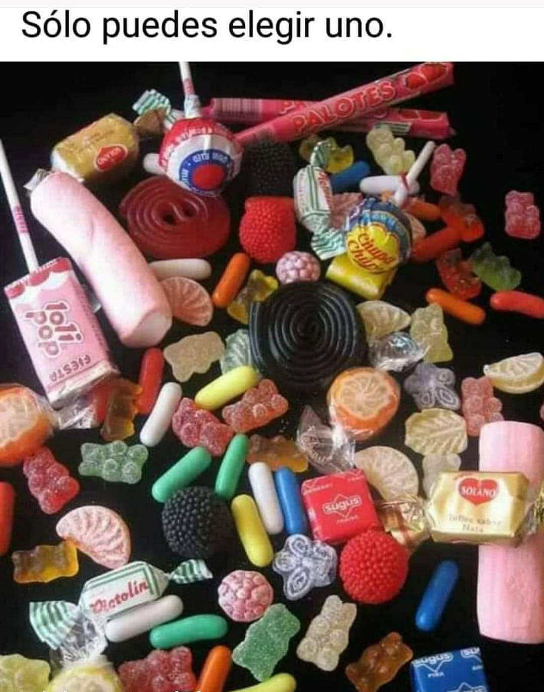 Montón de golosinas de colores: Palotes, Chupa Chups, Sugus, nubes, regaliz, moras y ositos de goma.