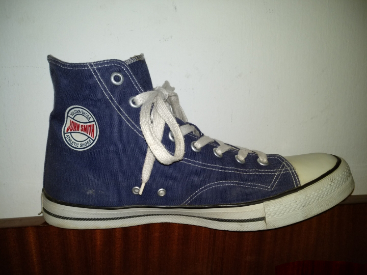 Zapatilla de bota John Smith azul con cordones blancos.