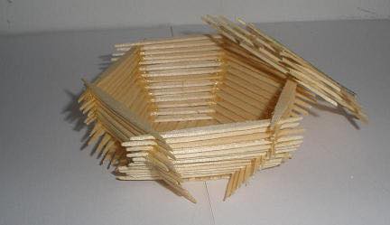 Cesta hecha con palillos de madera pegados
