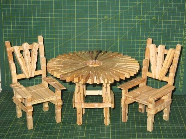 Mesa y sillas en miniatura hechas con pinzas de madera