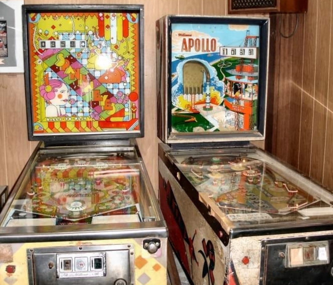 Dos máquinas de pinball antiguas.