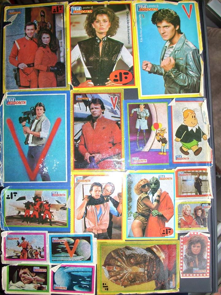 Carpeta llena de pegatinas de series de televisión