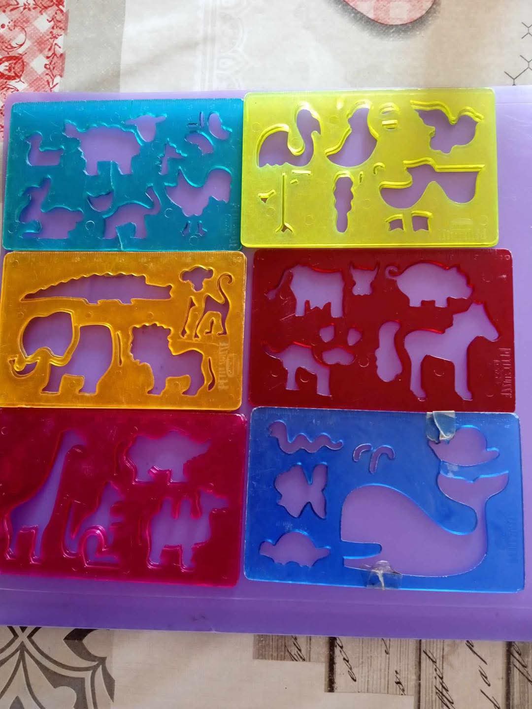 Plantillas de plástico de colores con siluetas de animales
