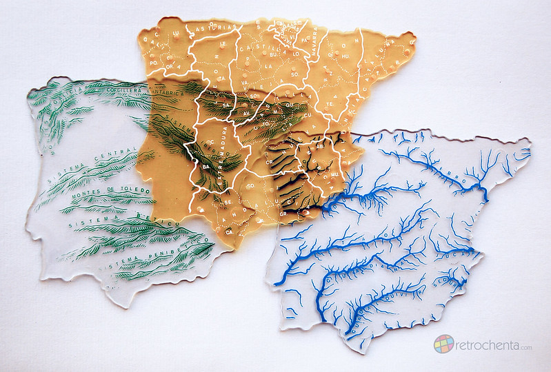 Plantillas de plástico con el mapa de España, sus ríos y sus montañas