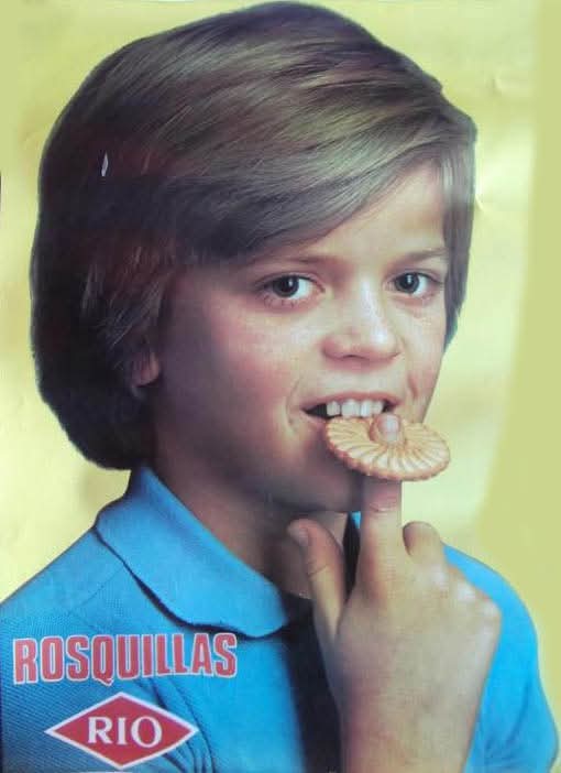 Anuncio de rosquillas Rio con un niño que muerde una rosquilla metida en el dedo.