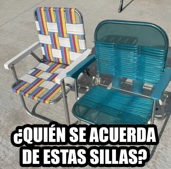 Dos sillas plegables de aluminio, una con cinchas de colores y otra con tiras de plástico azul.