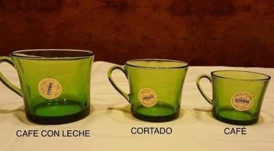 Tres tazas de cristal verde Duralex de distinto tamaño con su etiqueta.