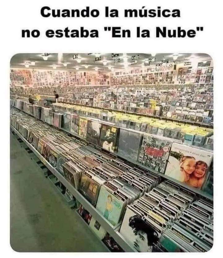 Tienda de discos grande con filas de vinilos y CD en expositores.
