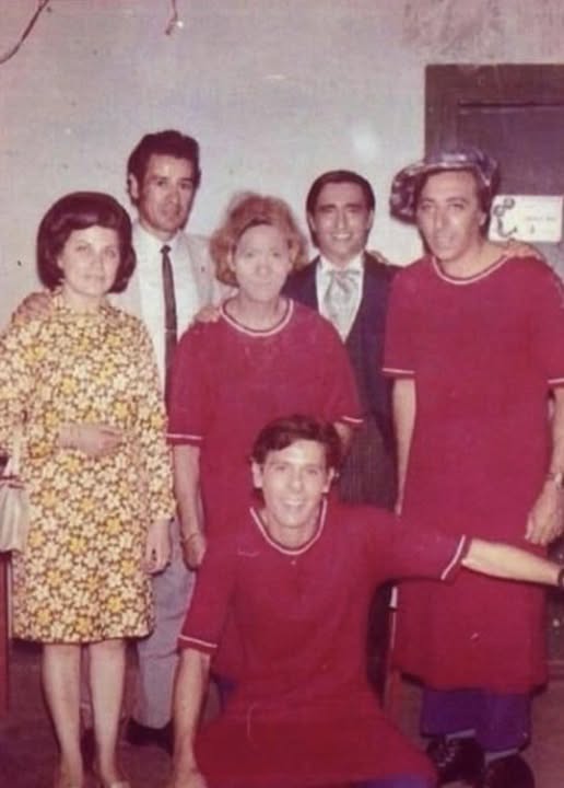 Grupo de personas con túnicas rojas posando