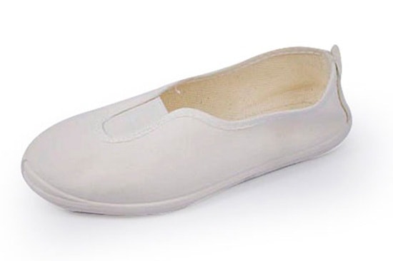Zapatilla blanca de lona.