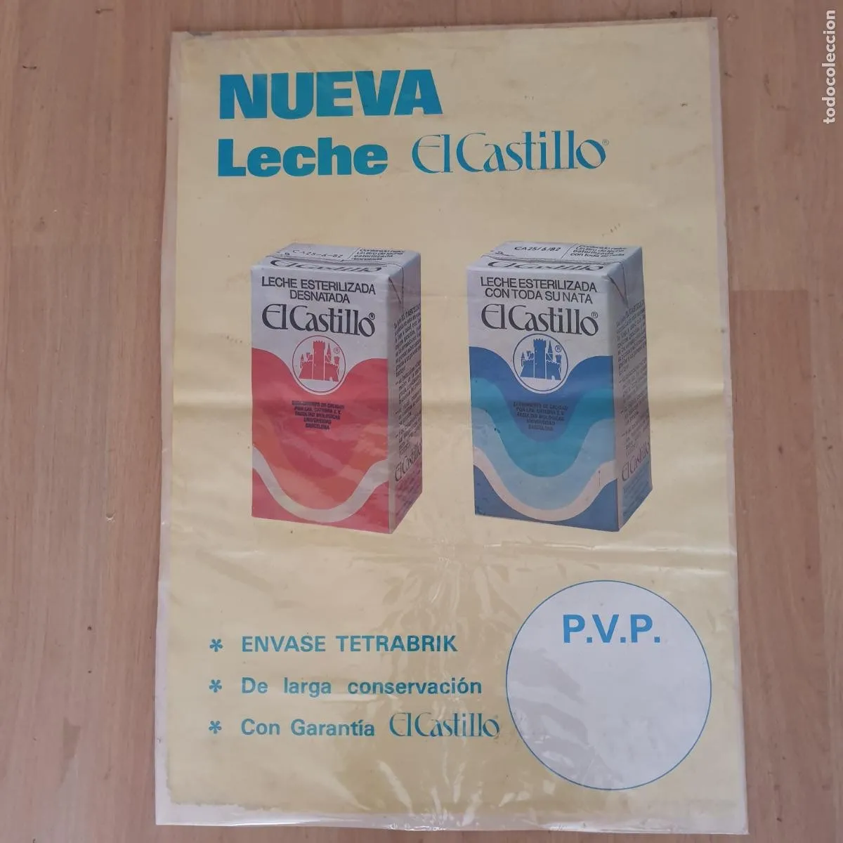 Cartel de leche El Castillo con dos briks, desnatada roja y entera azul.