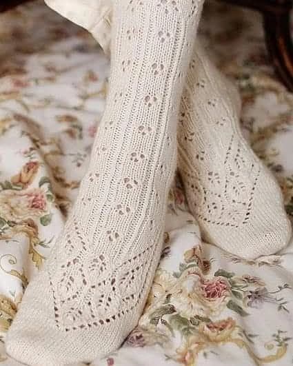 Piernas con leotardos blancos de punto calado.
