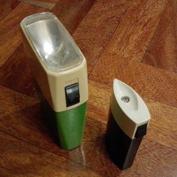Dos linternas de plástico antiguas.