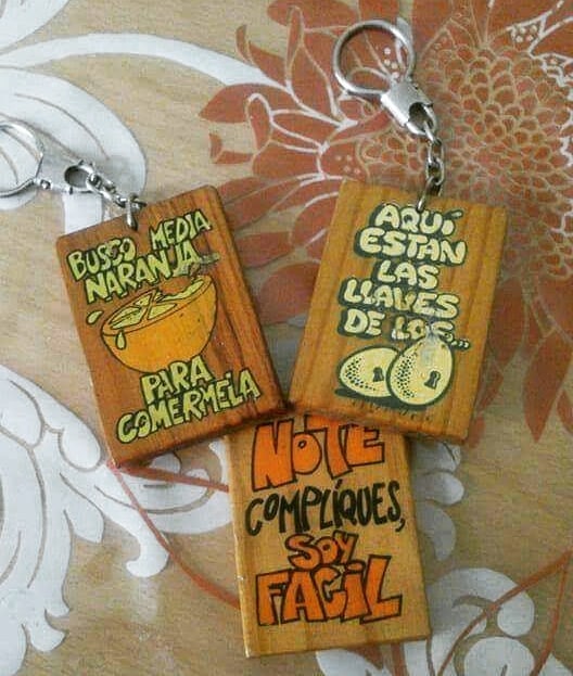 Tres llaveros de madera con frases.