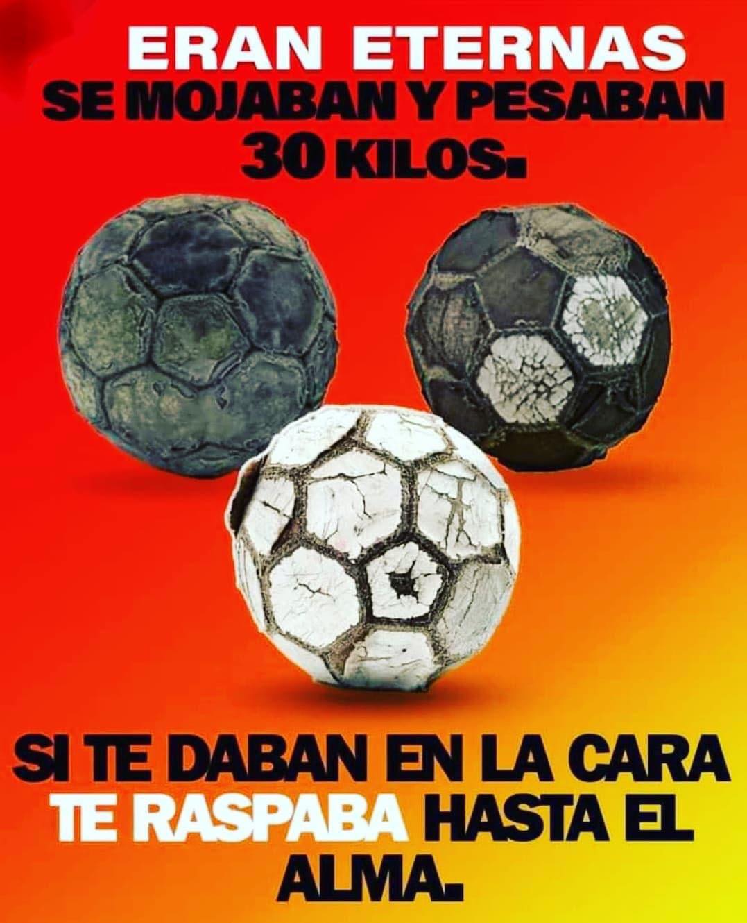 Tres balones de fútbol viejos, desgastados y agrietados sobre un fondo rojo y amarillo.