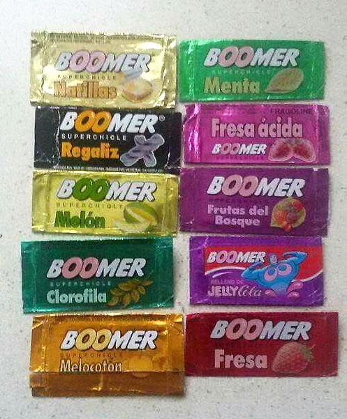 Diez envoltorios de chicles Boomer de distintos sabores y colores.