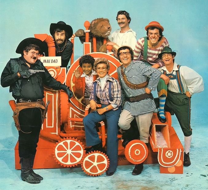 Los Chiripitifláuticos posando sobre un tren de decorado