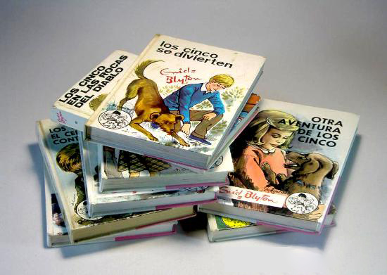 Montón de libros de Los Cinco de Enid Blyton.