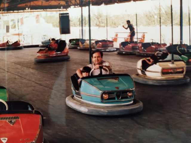 Coches de choque en una pista de feria
