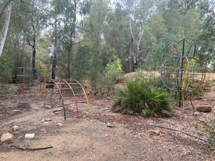 Juegos infantiles de hierro oxidados en un parque