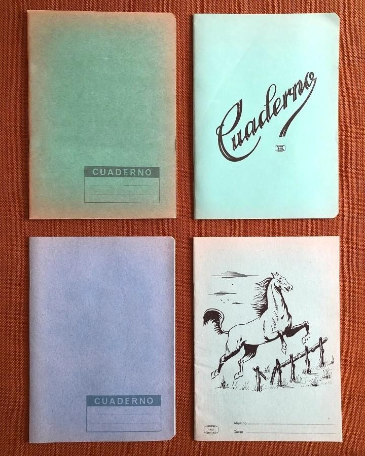 Cuatro cuadernos escolares antiguos de tapas lisas