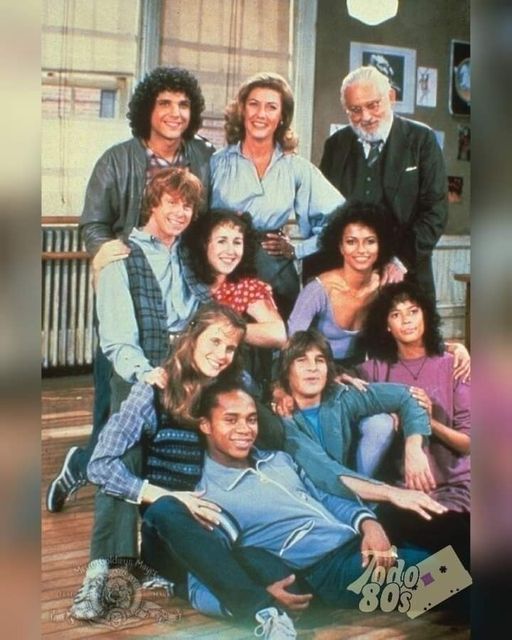 El reparto de la serie Fama posando