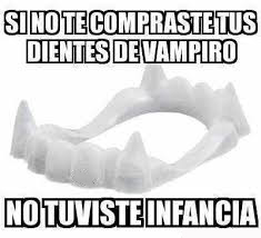 Dentadura de vampiro de plástico blanco con colmillos.