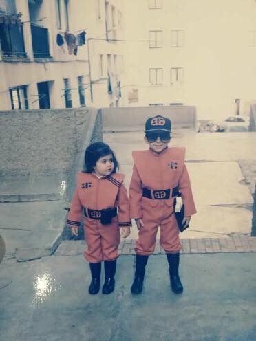 Dos niños con disfraces de piloto en una calle