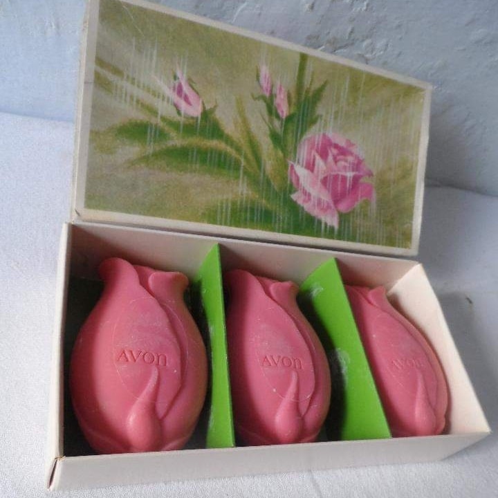 Caja de jabones rosas de Avon con forma de flor
