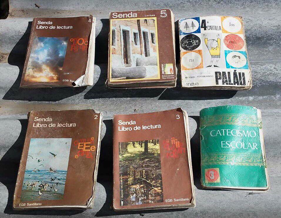Libros de lectura Senda, una cartilla Paláu y un Catecismo escolar