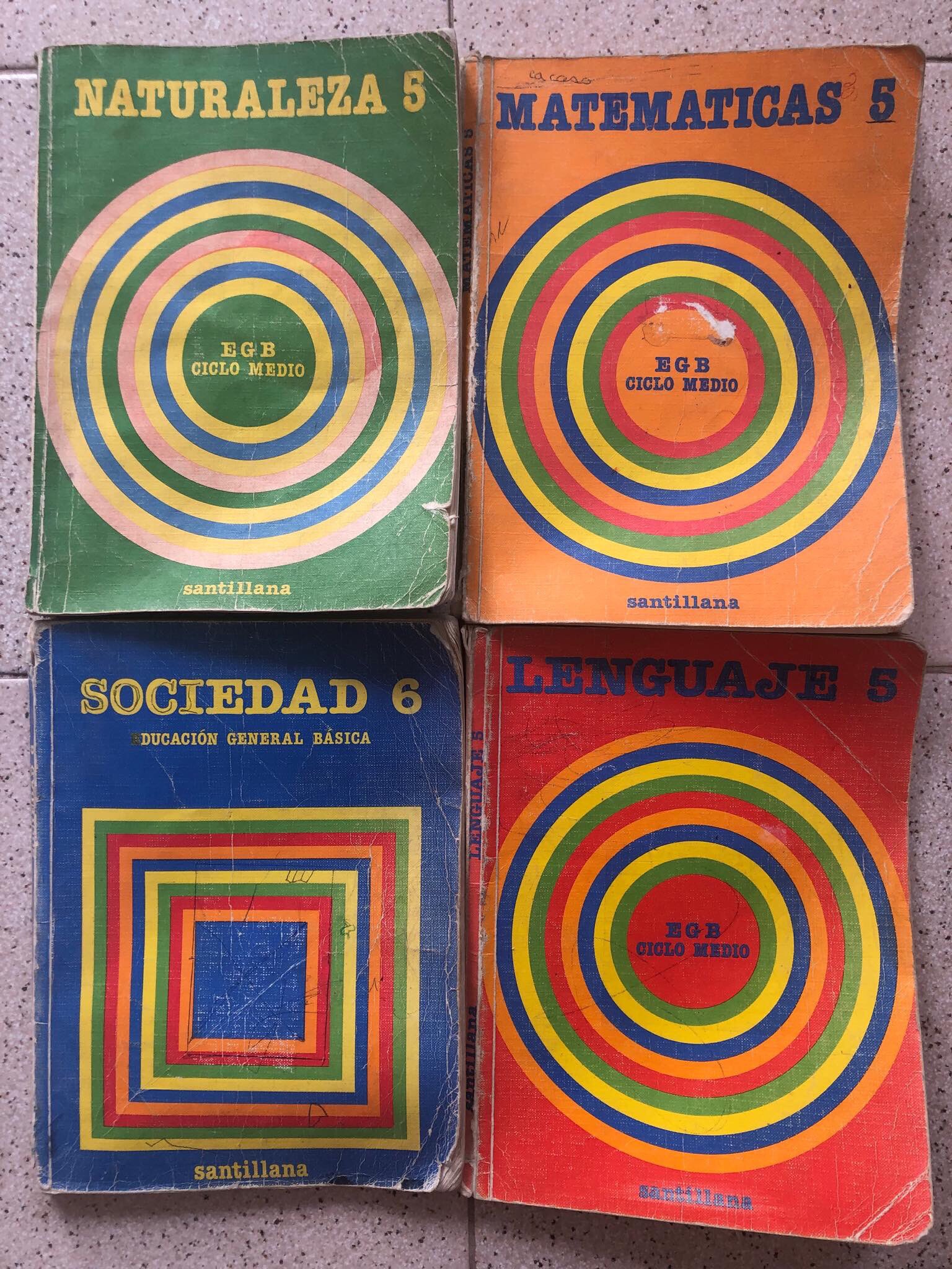 Cuatro libros de texto de 5.º y 6.º de EGB con portadas geométricas de colores