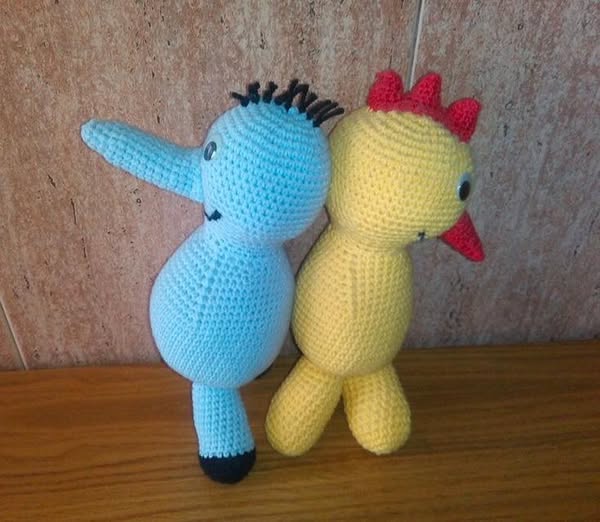 Dos muñecos de ganchillo con forma de pájaro azul y amarillo