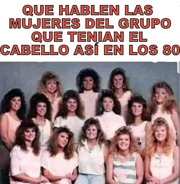 Grupo de chicas con el pelo cardado y rizado, típico de los años 80, posando juntas.