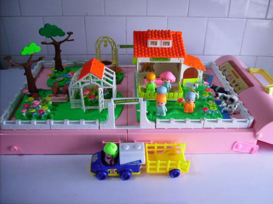 Granja de juguete de Pinypon con muñecos y una camioneta.