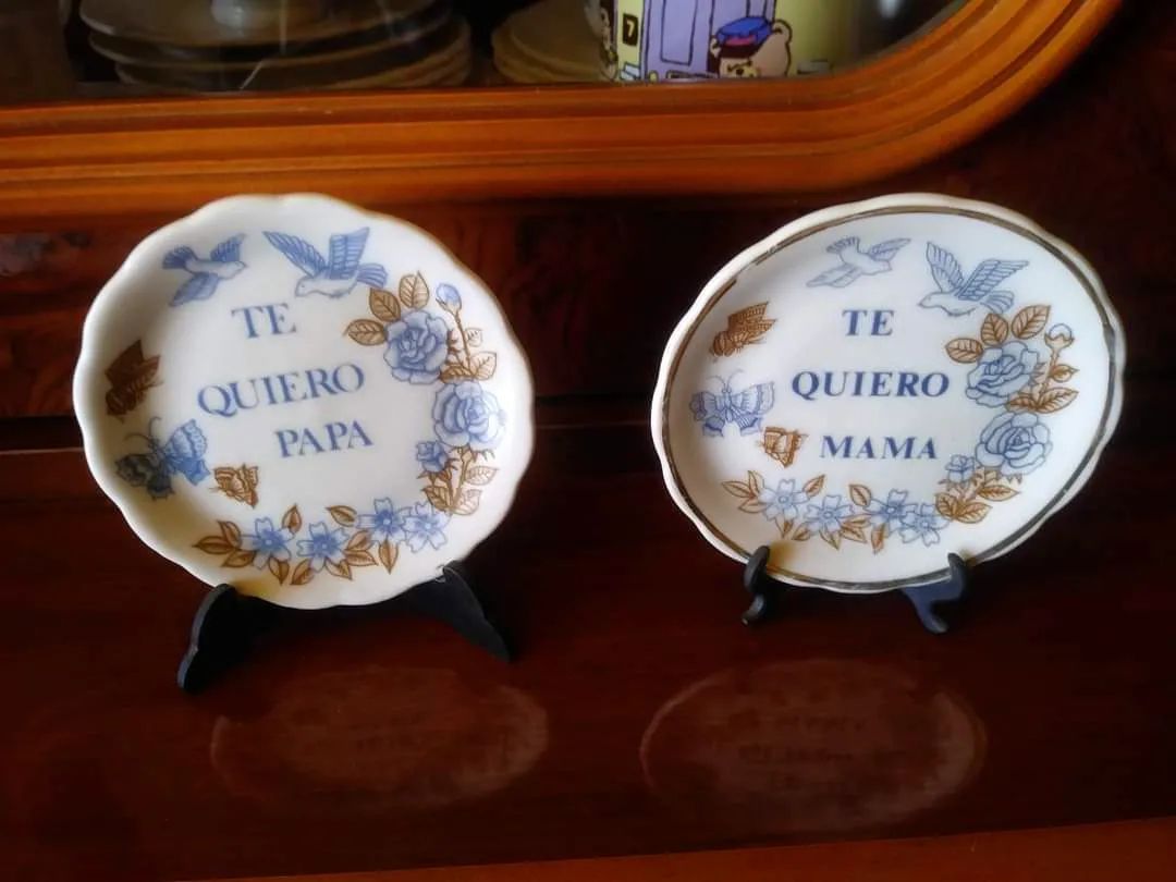 Dos platos decorativos con las frases Te quiero papá y Te quiero mamá