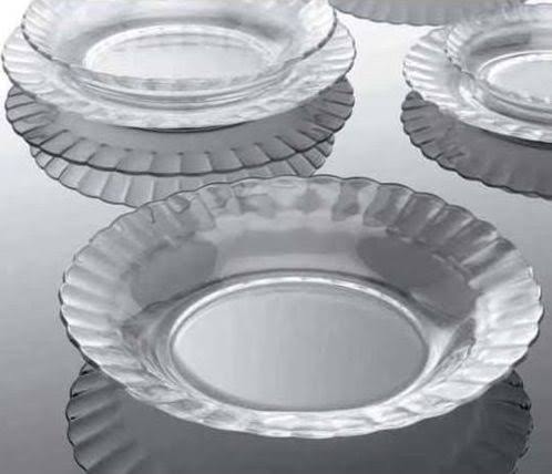 Platos de cristal transparente con el borde ondulado