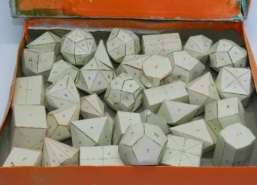 Caja llena de poliedros de cartulina