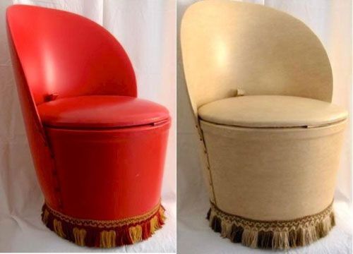 Dos pufs antiguos tapizados en rojo y beige con flecos