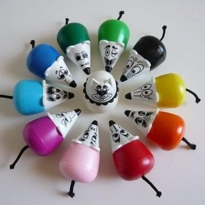 Pinturas de colores con capuchón en forma de ratón colocadas en círculo
