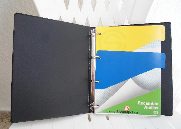 Carpeta de anillas con un paquete de recambios