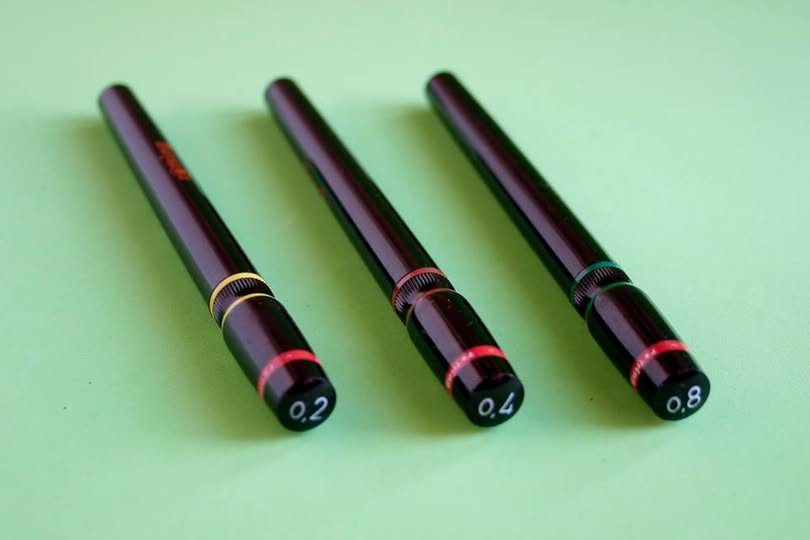 Tres plumas Rotring de distinto grosor.