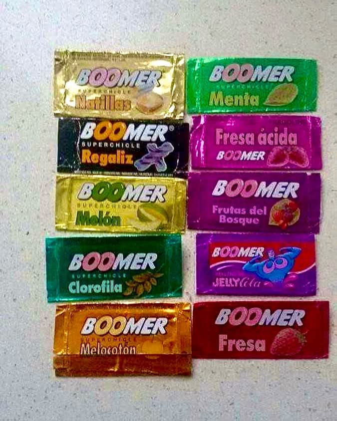 Envoltorios de chicles Boomer de diez sabores colocados en dos columnas.
